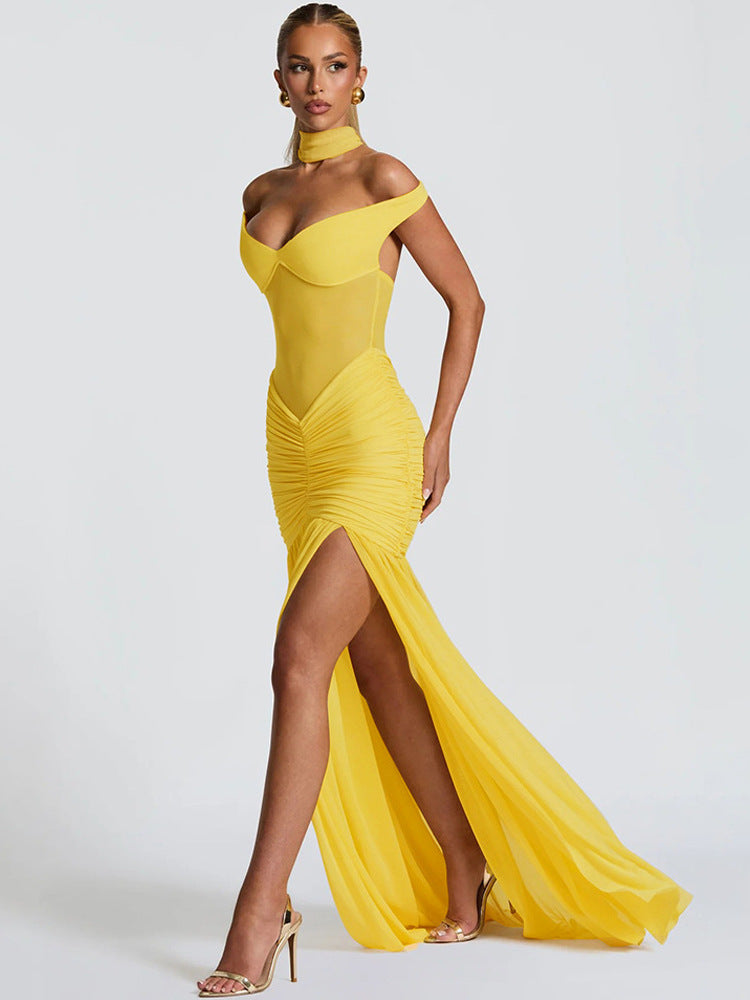 Vestido curto e justo, com decote em V, pregas, racha alta e corte que realça a anca, em cores sólidas, com inspiração europeia e americana.