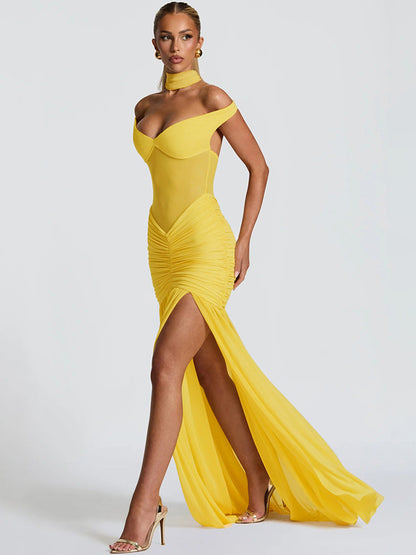 Vestido curto e justo, com decote em V, pregas, racha alta e corte que realça a anca, em cores sólidas, com inspiração europeia e americana.