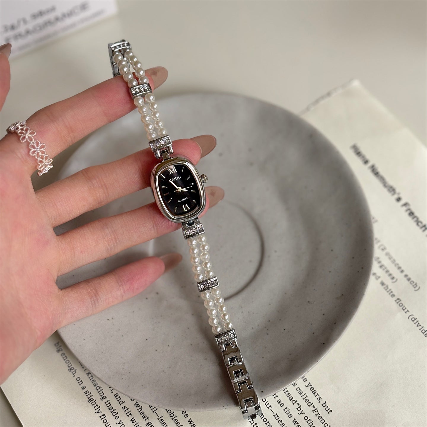 NAIDU new personalized pearl women's watch oval disc simple fashion watch small fragrance style women's Douyin live broadcast model