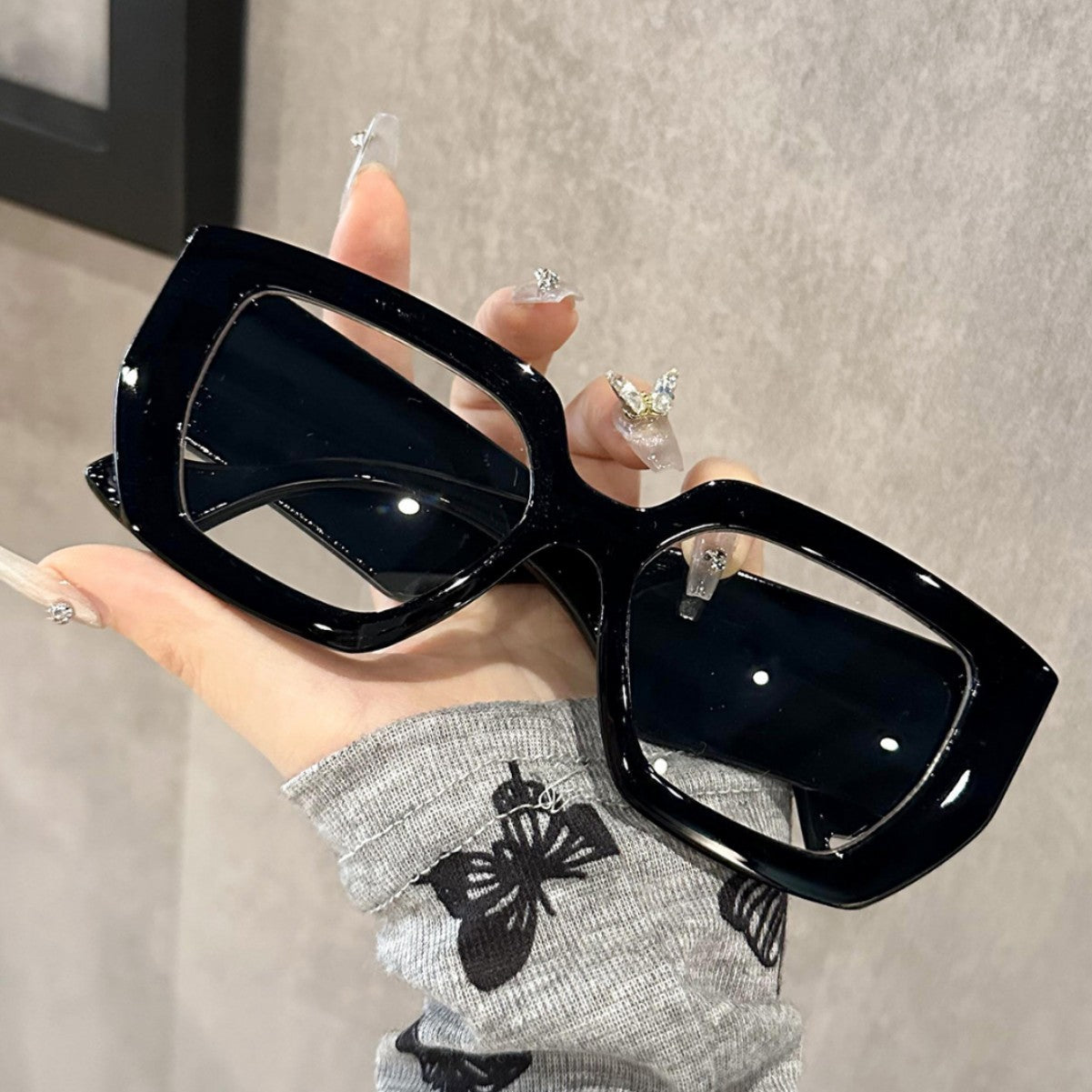 Oversized square frame sunglasses women's 2025 cross-border new product personality thick temples Internet celebrity trend street photography plain sunglasses