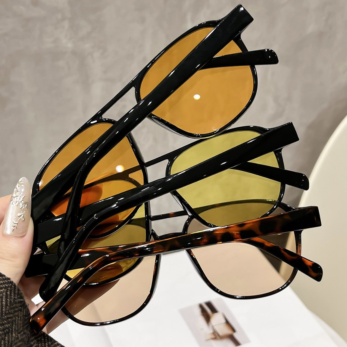 Dual-beam pilot style sunglasses, new European and American models for men and women, high-end sunglasses, sun protection, driving personality trend