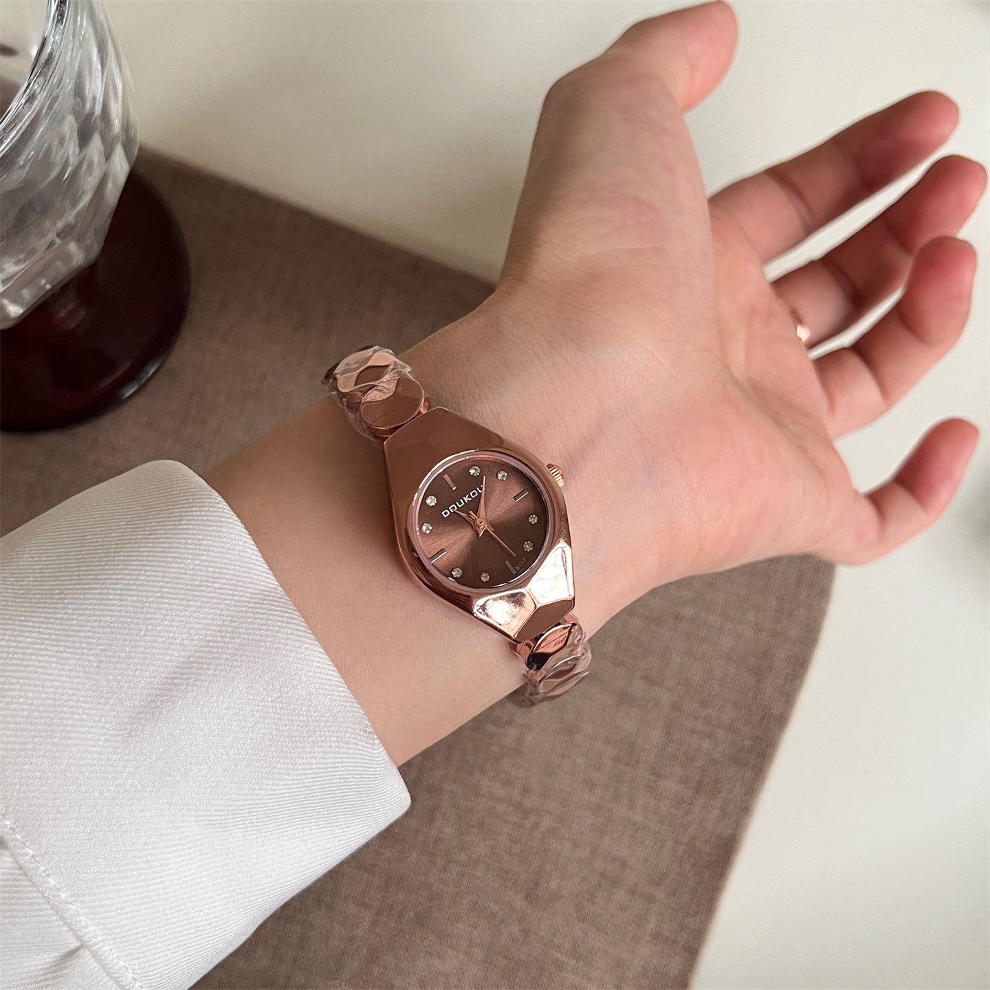 Manufacturer wholesale hot sale exquisite small temperament women's watch simple fashion personality ins style quartz watch women