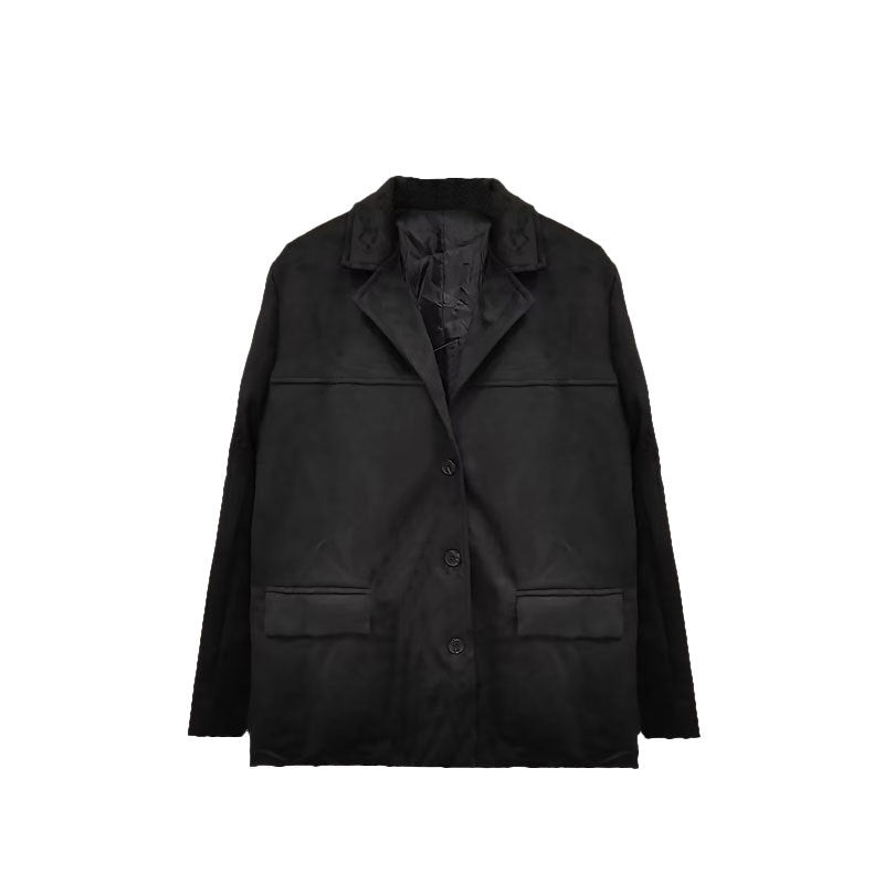 Blazer de senhora castanho em camurça, estilo retro, com bolsos e mangas compridas, num elegante tom europeu e americano, coleção primavera 2025.