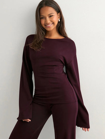 Conjunto de senhora outono/inverno com estampado transfronteiriço, composto por blusa de manga comprida com gola redonda, manga flare e calças à boca de sino.