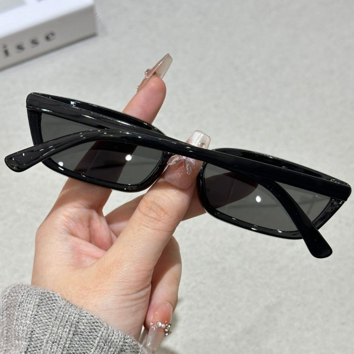 Narrow-frame European and American style sunglasses for women, stylish for photos, sophisticated long cat-eye sunglasses, trendy driving sunglasses for men