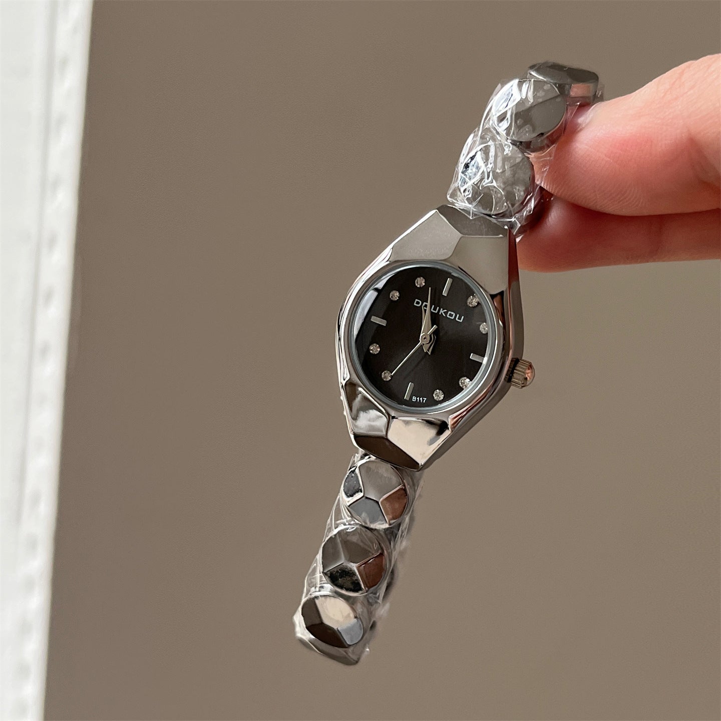 Manufacturer wholesale hot sale exquisite small temperament women's watch simple fashion personality ins style quartz watch women