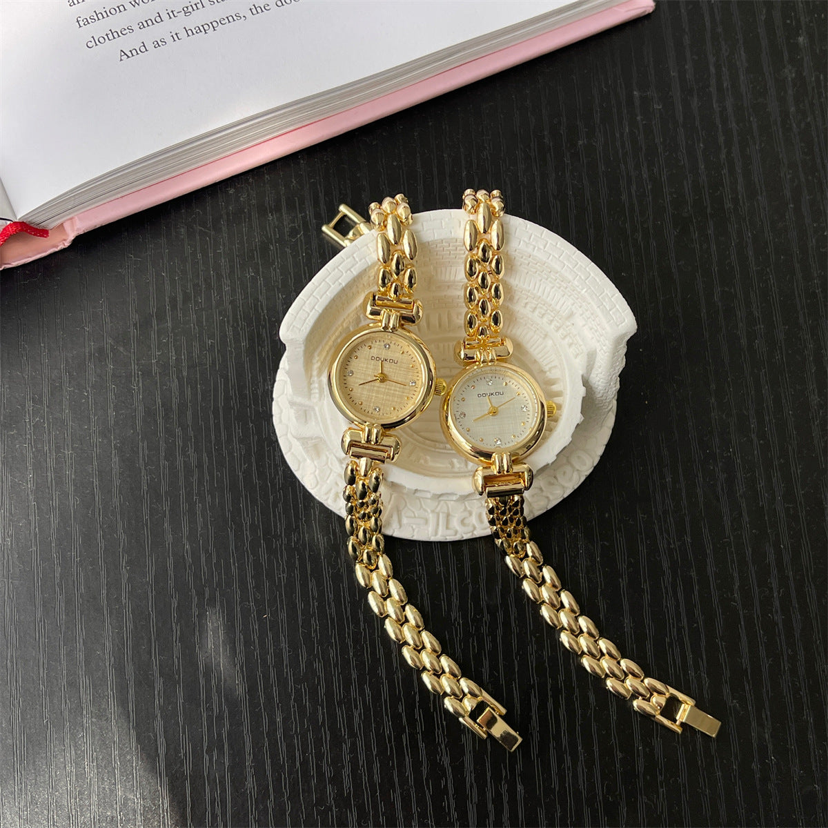 Douyin hot selling Korean fashion chain, small gold watch, women's fashion dot diamond, 2025 new manufacturer wholesale