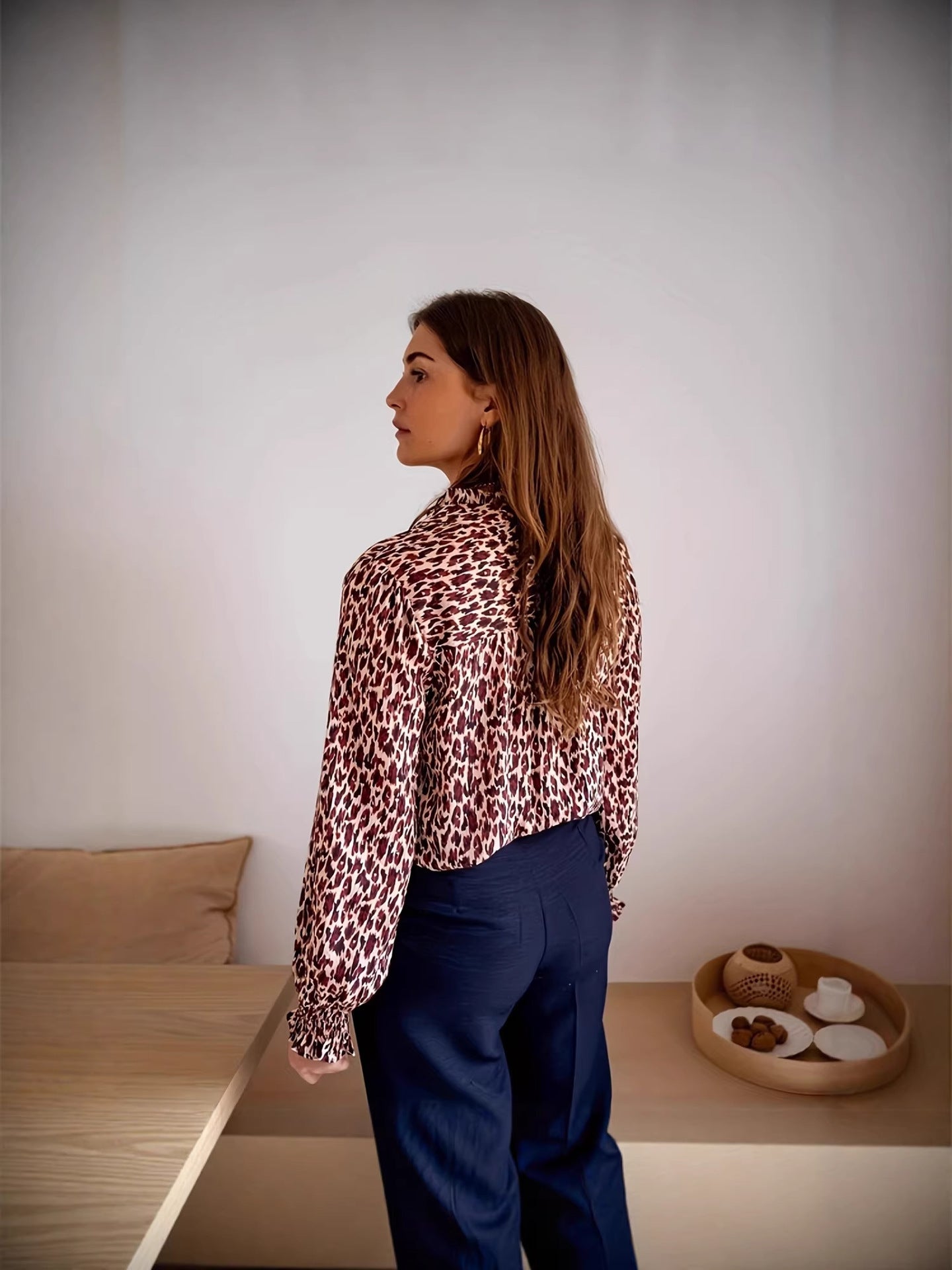 Leopard print shirt women's design sense niche autumn new fashion temperament retro Hong Kong flavor foreign style long-sleeved top