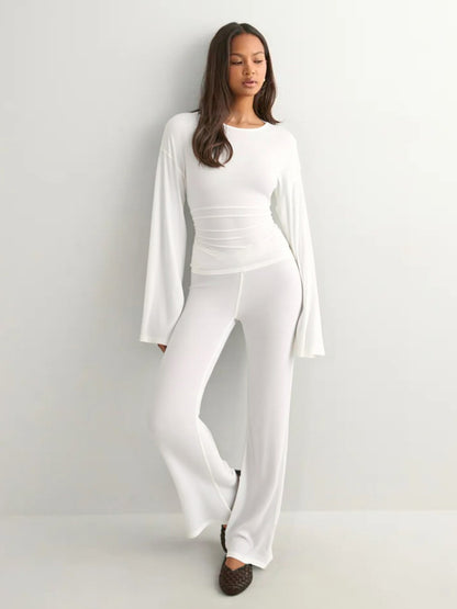 Conjunto de senhora outono/inverno com estampado transfronteiriço, composto por blusa de manga comprida com gola redonda, manga flare e calças à boca de sino.