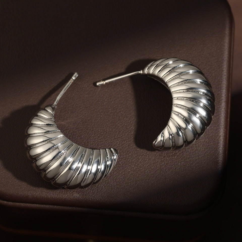 French vintage twisted C-shaped earrings, niche high-end commuting versatile copper-gilt silver earrings, cross-border jewelry wholesale