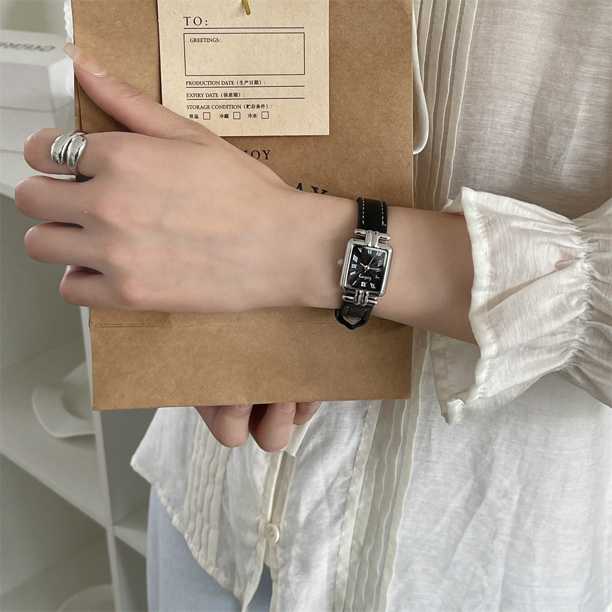 Export wholesale fashionable small square watches, simple Roman scale, vintage exquisite petite versatile sugar cube watches for women