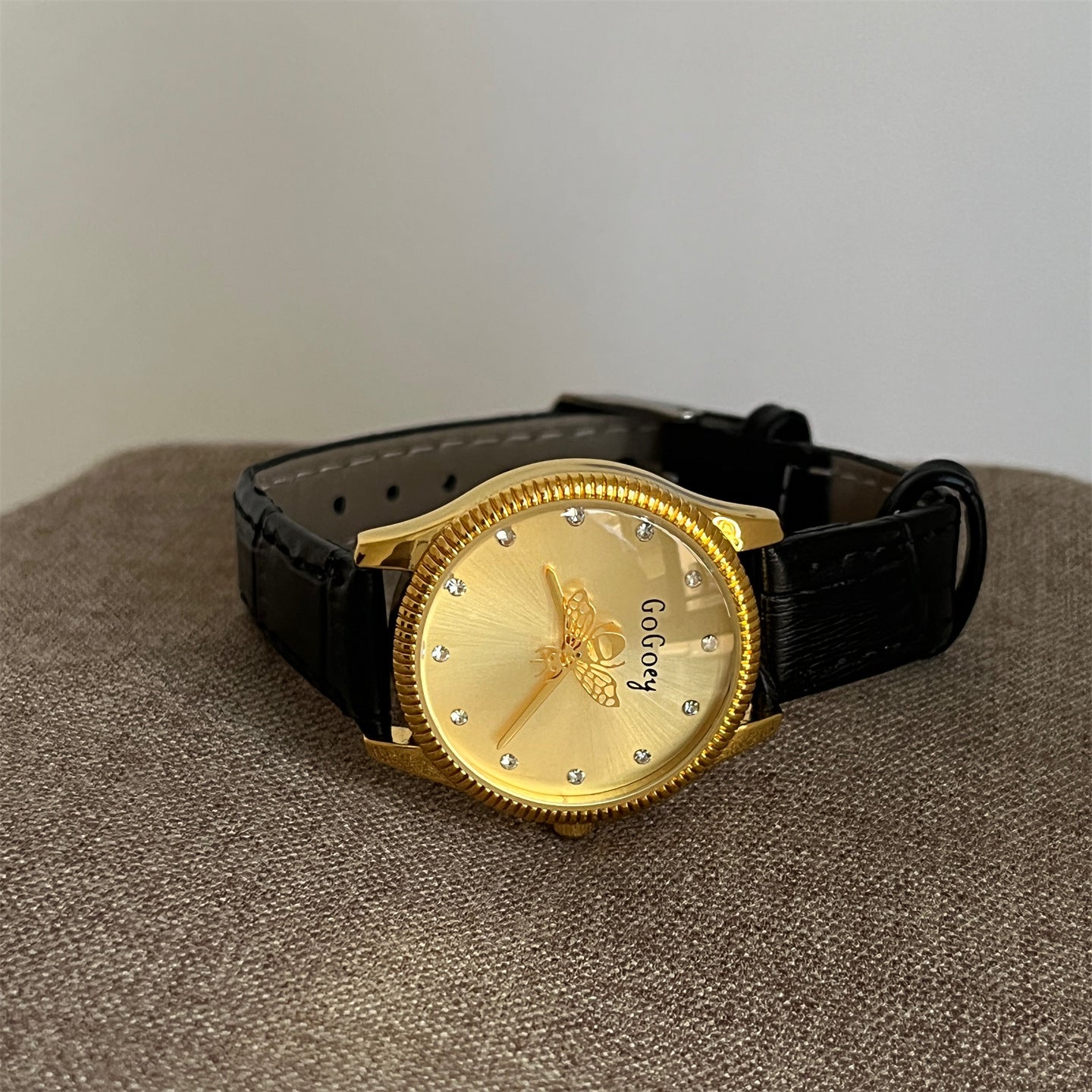 Ancient European trendy high-end vintage couple's watches, little bee pointers, niche belt wristwatches for women, cross-border bestsellers