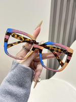Leopard print is tricolor white and flat