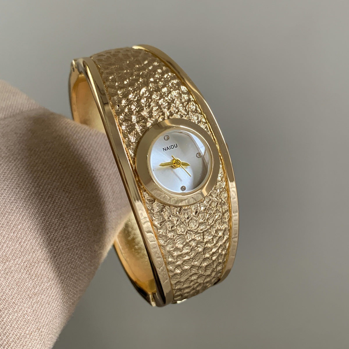 NAIDU Foreign Trade Middle East Bestselling Women's Bracelet Watch Gold Luxury Bark Texture Simple Personality Quartz Watch