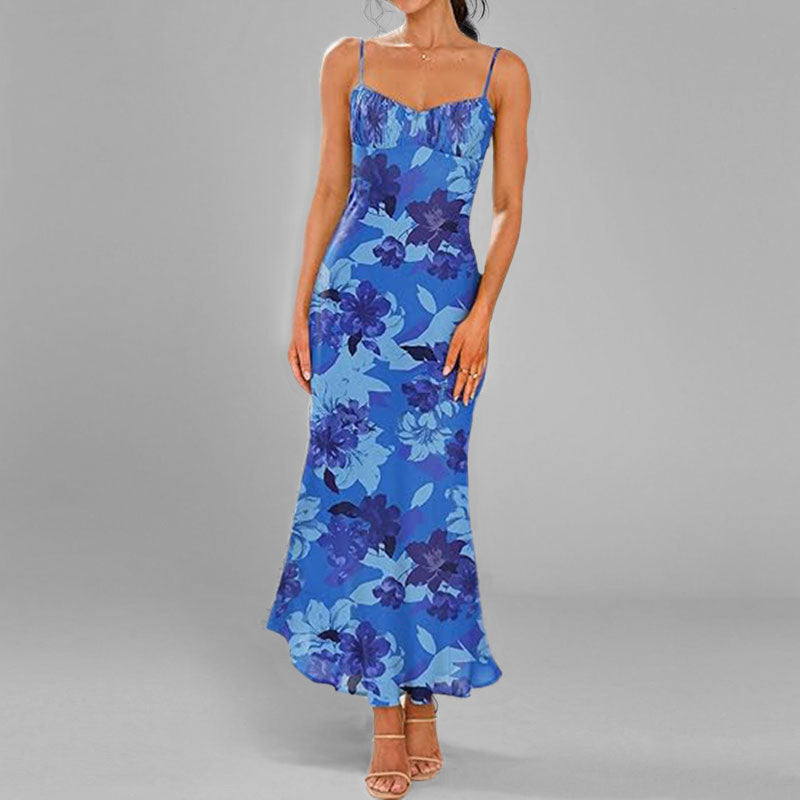 Tendência da moda feminina para o verão de 2025, estilo europeu e americano: vestido sexy com decote em V, alças e estampado na anca.