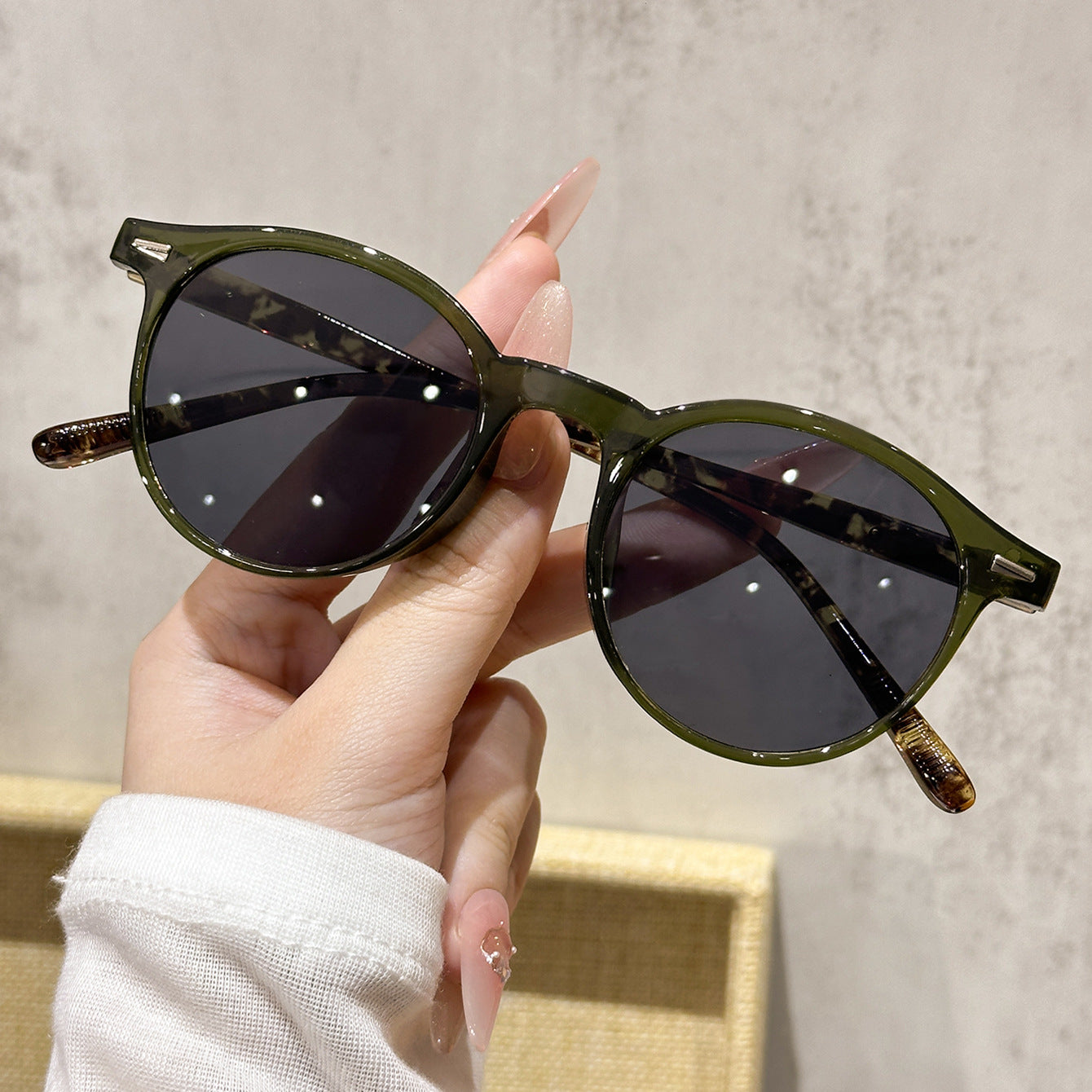 European-American style round sunglasses with UV protection tortoiseshell stud decoration, sun-blocking sunglasses for driving, high-end look