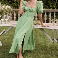 Novas flores amarelas sobre um fundo verde.