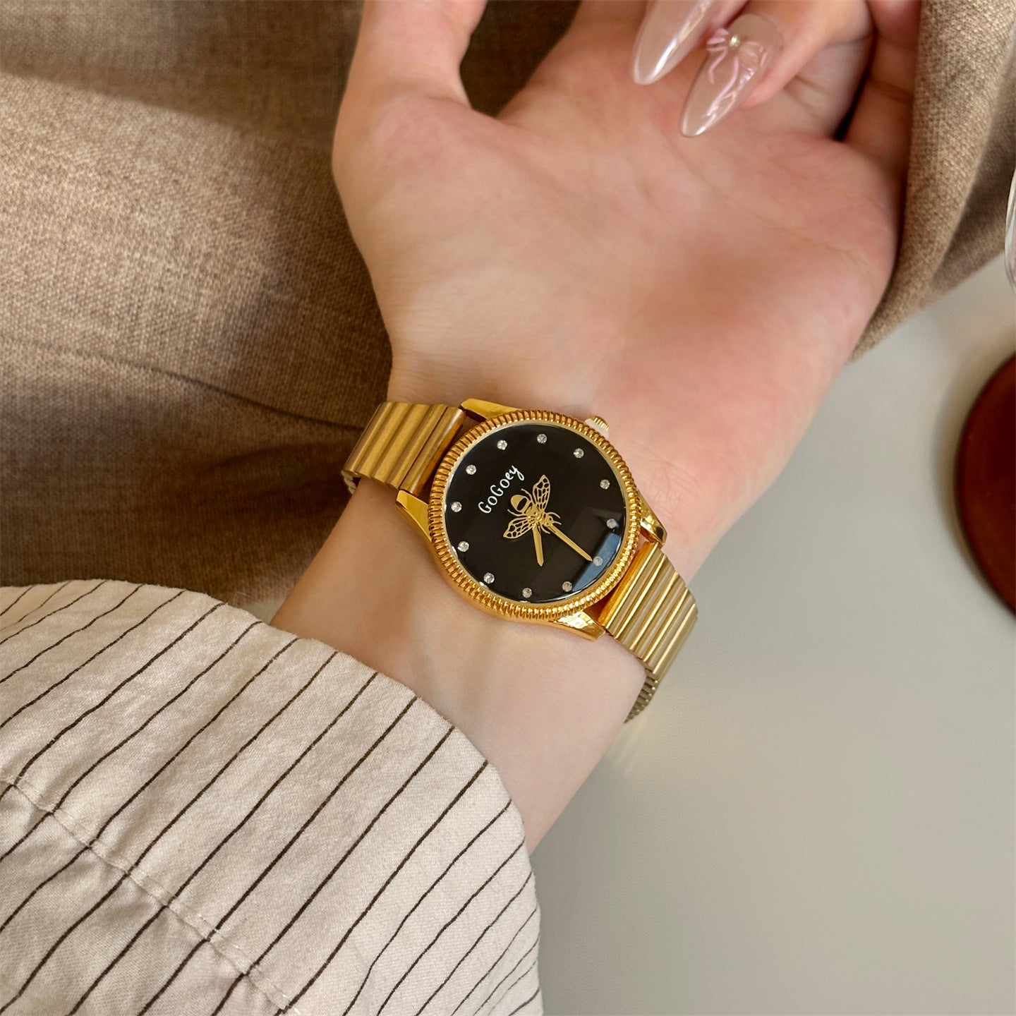 New Southeast Asian bestseller Little Bee chain watch for women, fashionable and refined, niche design with a small Chanel style for women