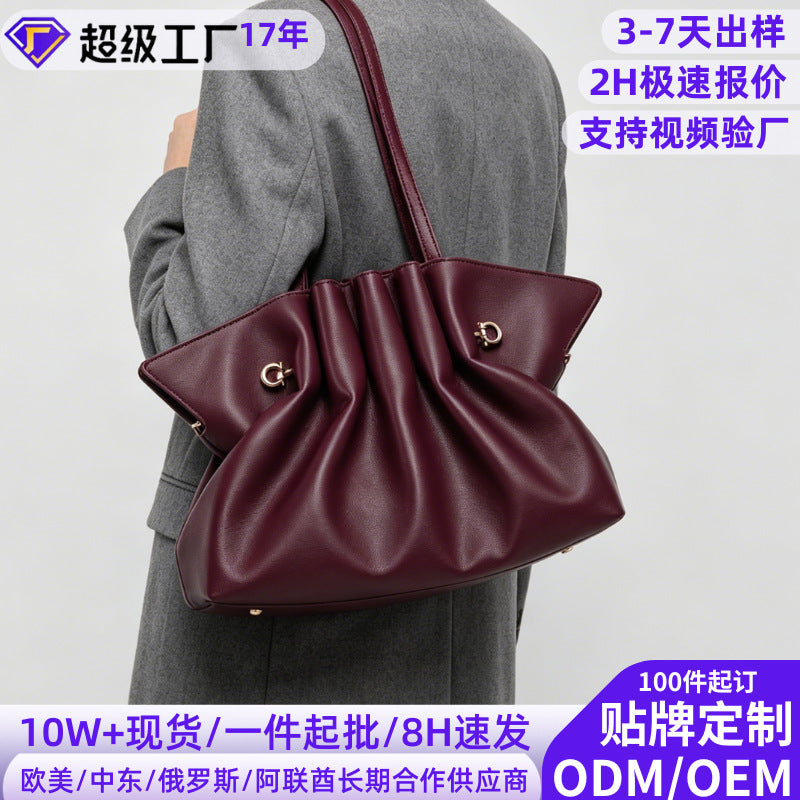 Internacional Bolsa de ombro Novo modelo Grande capacidade Bolsa tote europeia e americana fashion plissado Bolsa nuvem personalização Bolsa comércio internacional atacado