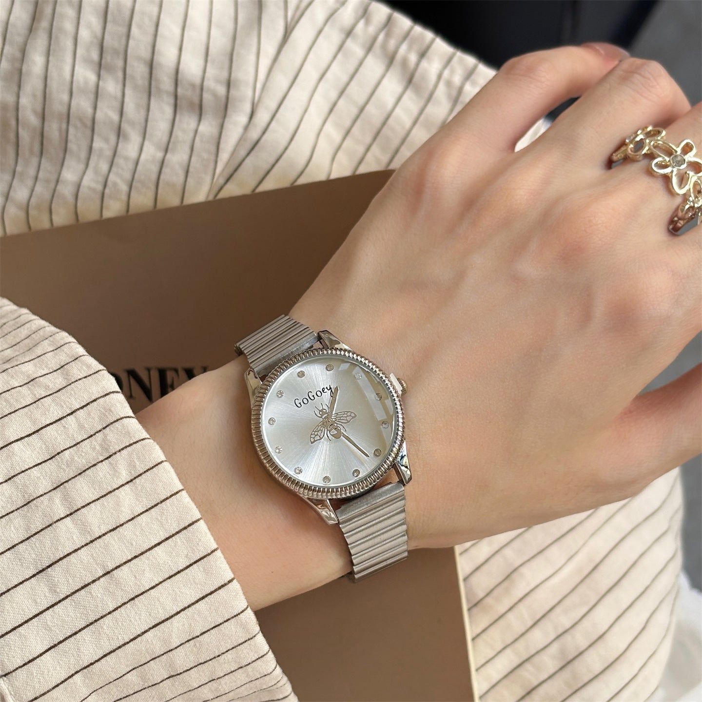 New Southeast Asian bestseller Little Bee chain watch for women, fashionable and refined, niche design with a small Chanel style for women