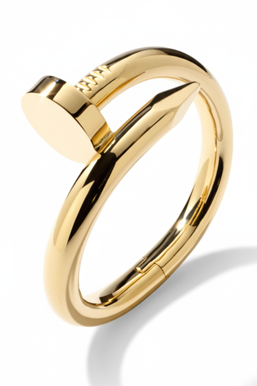 Anel dourado moderno em fundo branco com sombras