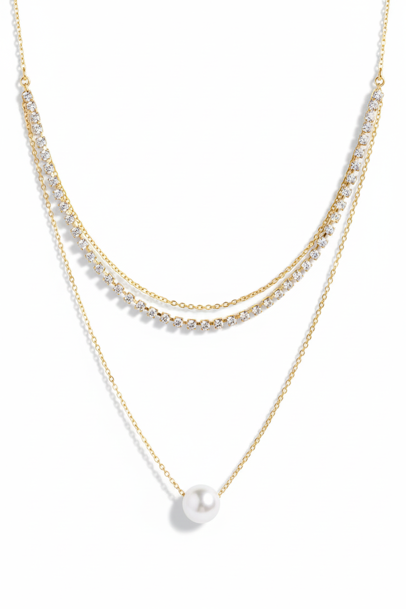 Colar duplo dourado com pérola em fundo branco com sombras