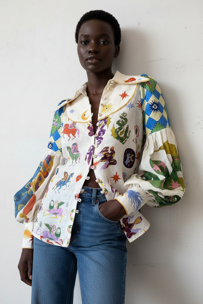 Modelo negra com cabelo curto encostada