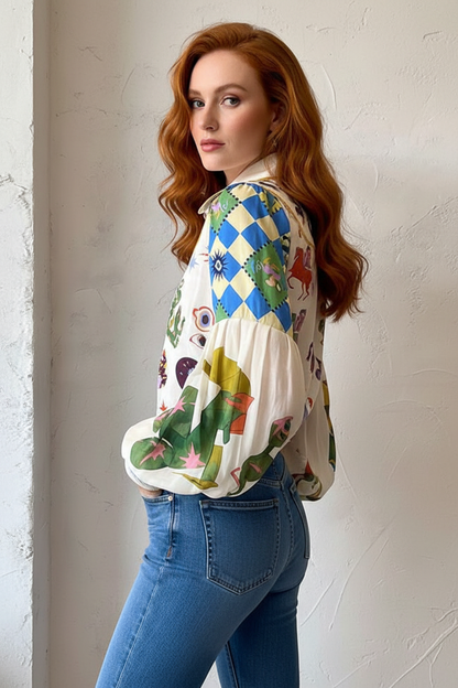 Modelo ruiva olhando por cima do ombro