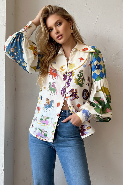 Modelo loira com cabelo comprido e mão no cabelo