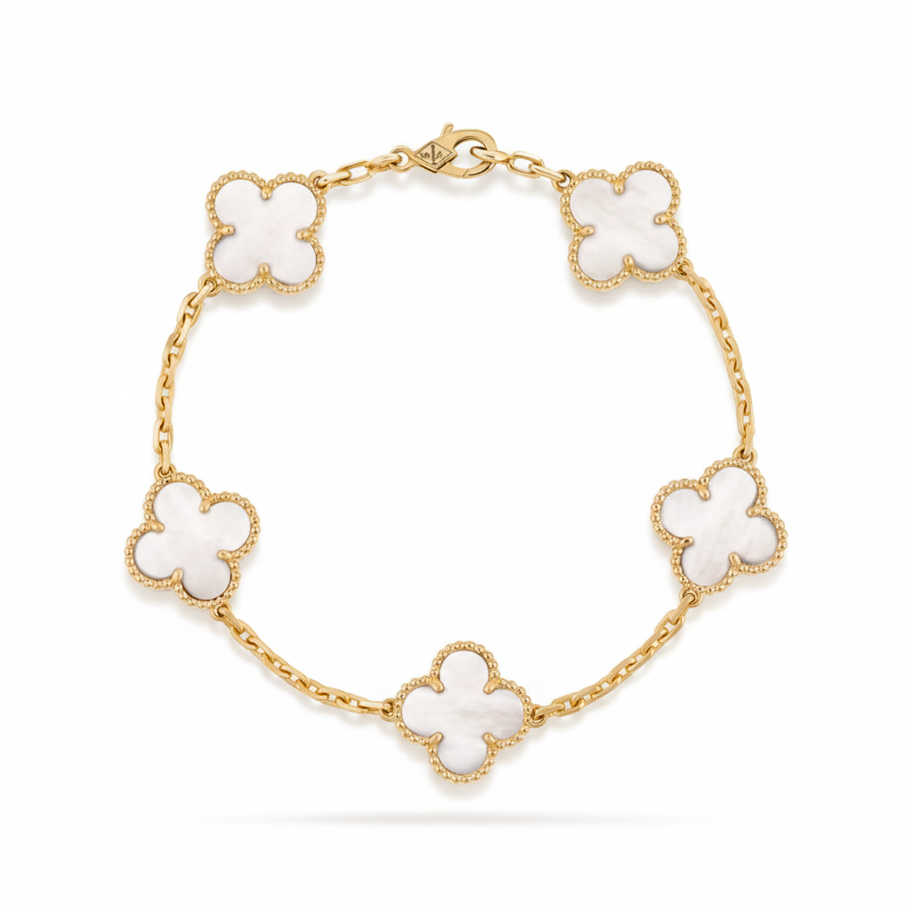 Pulseira dourada com trevos em fundo branco com sombras